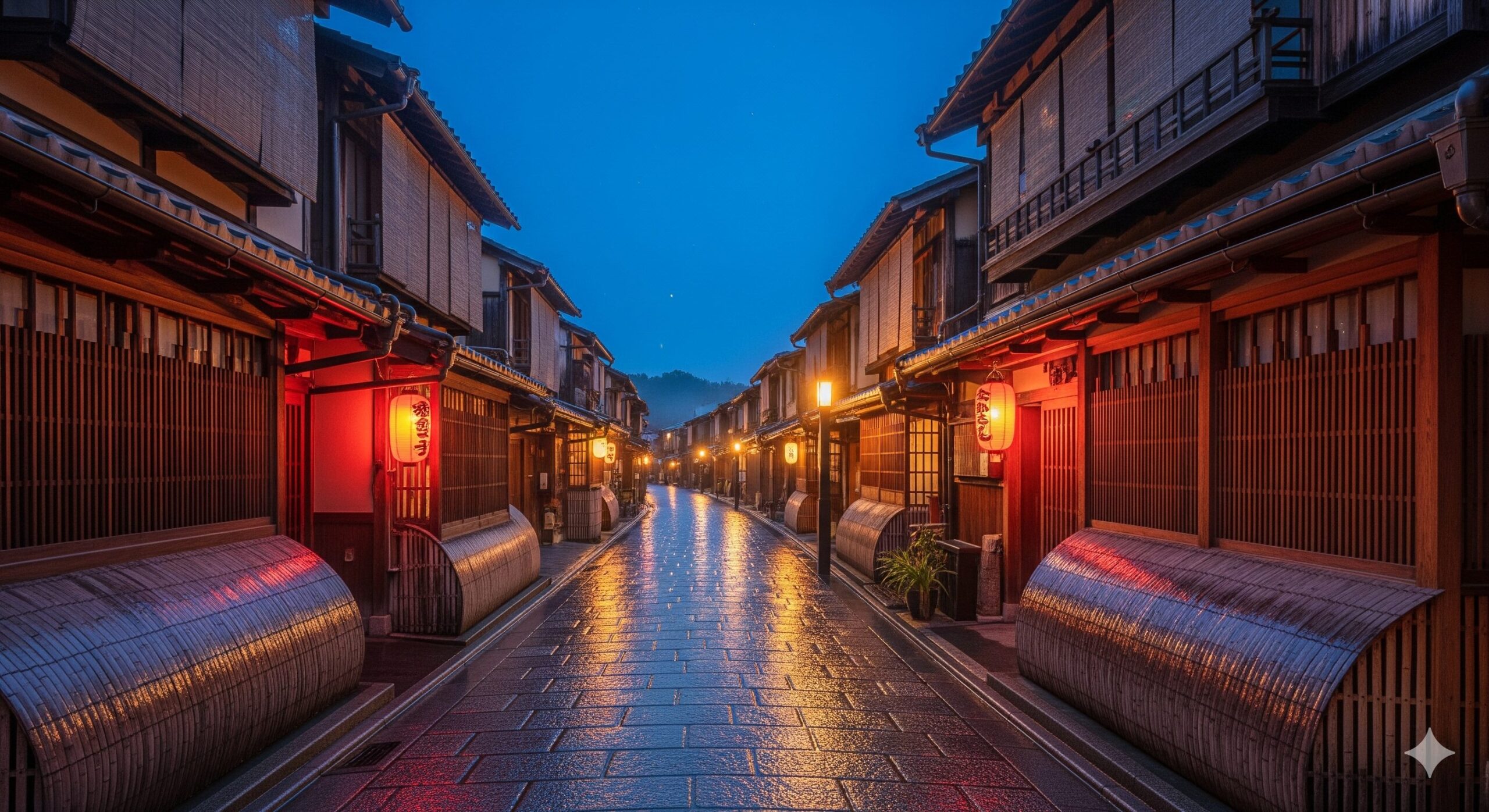  夕暮れ時の京都・先斗町の風情ある路地の風景。赤い提灯が灯っている。