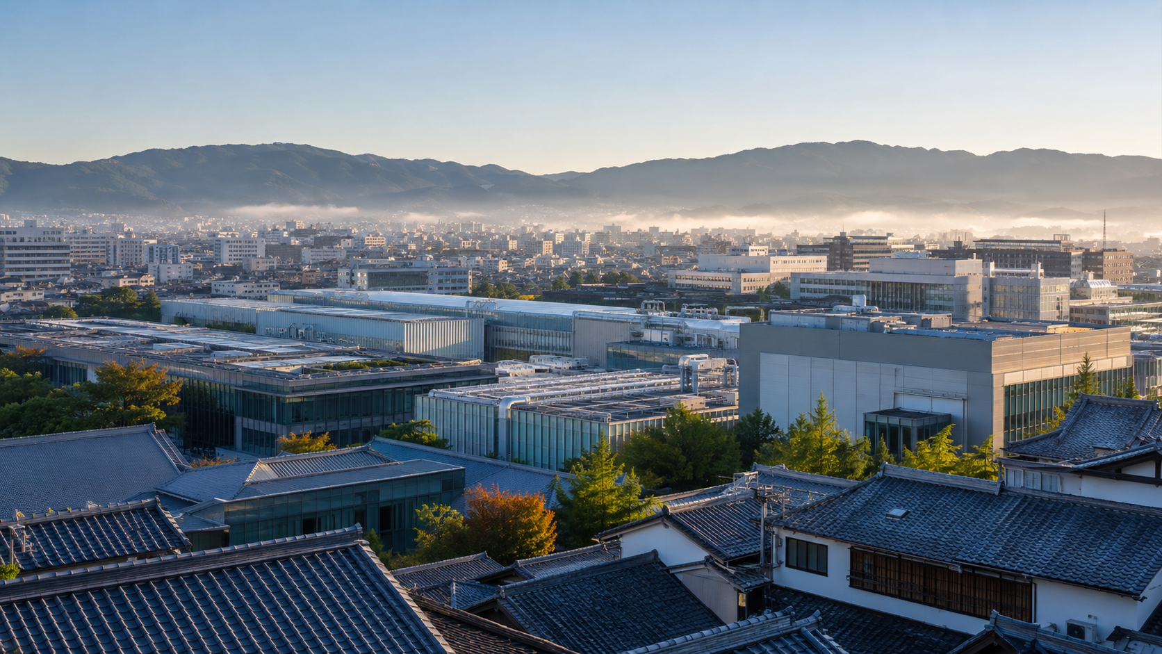伝統的な町並みと近代的な企業施設が共存する京都の都市風景