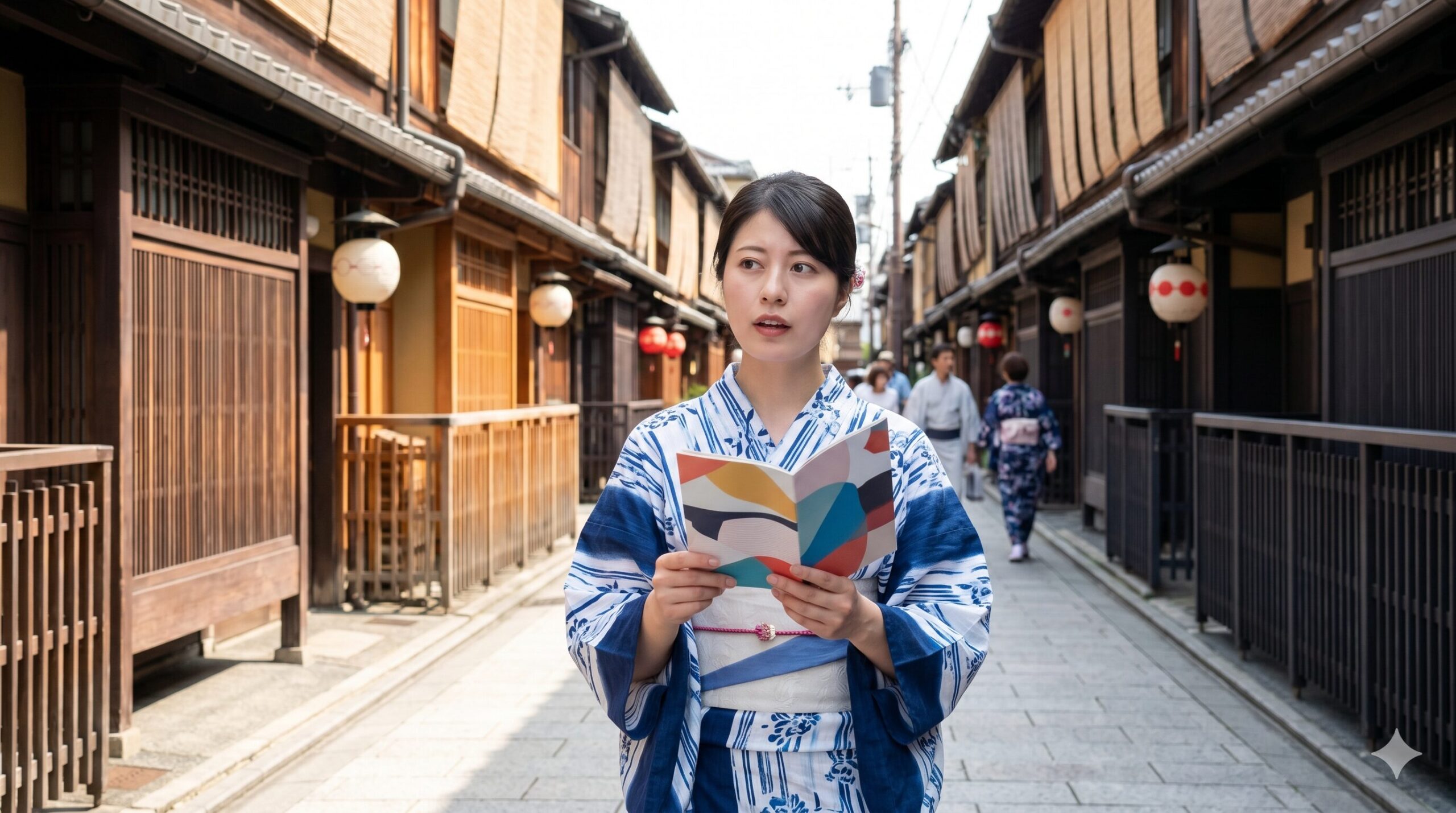 祇園祭のガイドブックを手に、期待と不安の表情で京都の街を歩く浴衣姿の日本人女性。混雑前の静かな街並み。