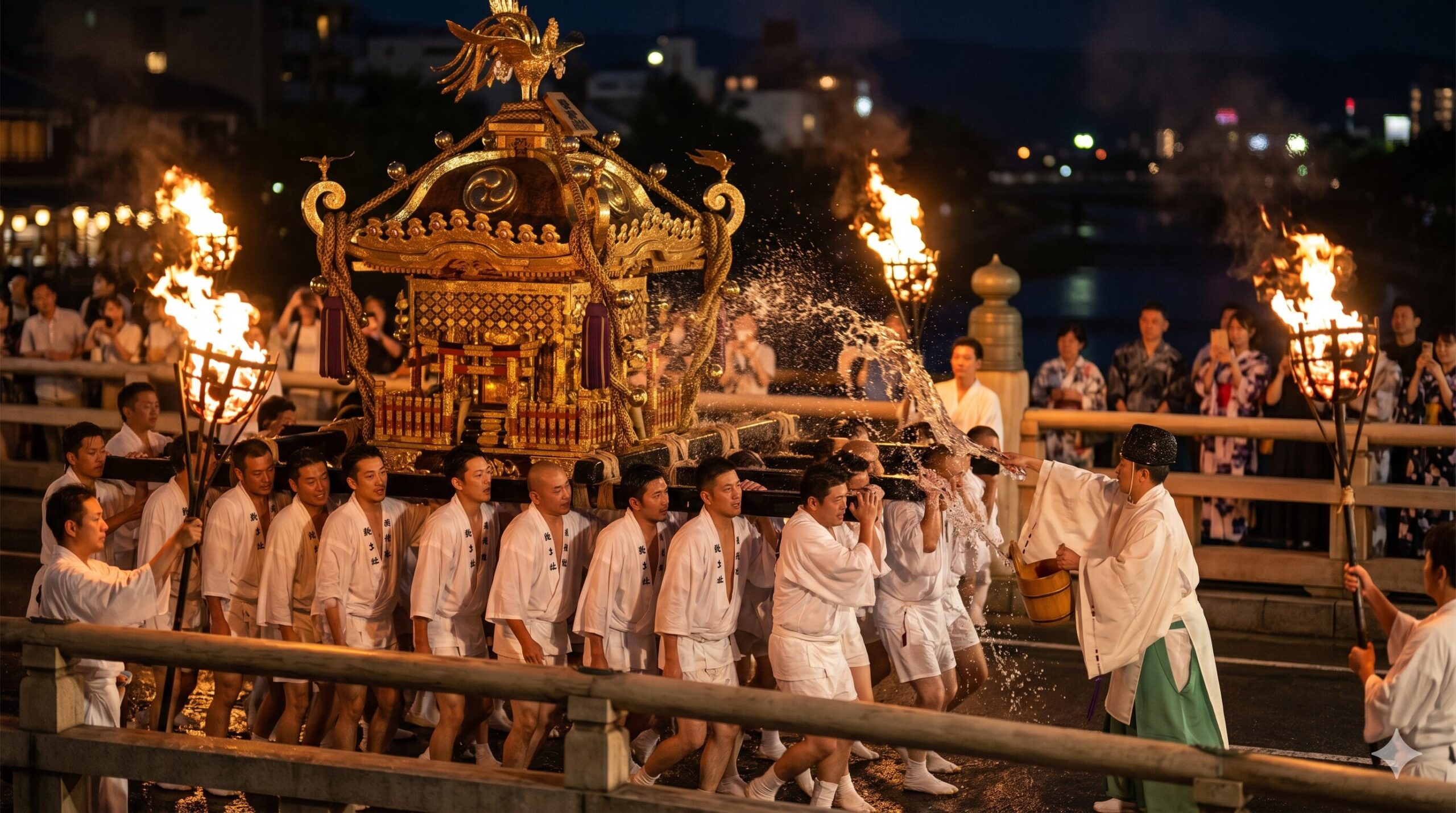 祇園祭の神輿洗式。夜の四条大橋で、松明の炎に照らされながら鴨川の水で神輿を清める、白装束の男たちの勇壮な姿。