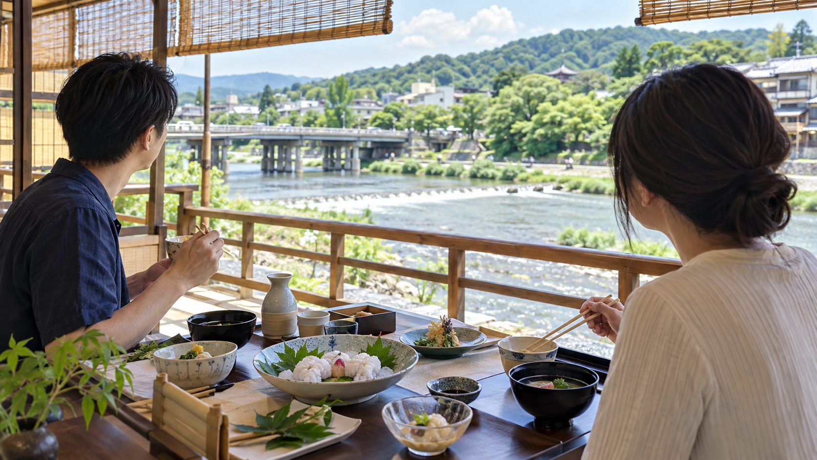 鴨川納涼床の昼床で鱧料理を楽しむ様子