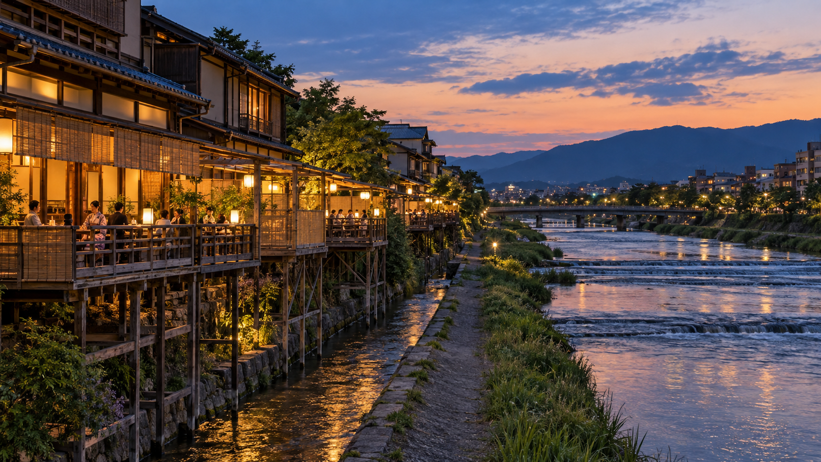 夕暮れの鴨川沿いに並ぶ京都の納涼床