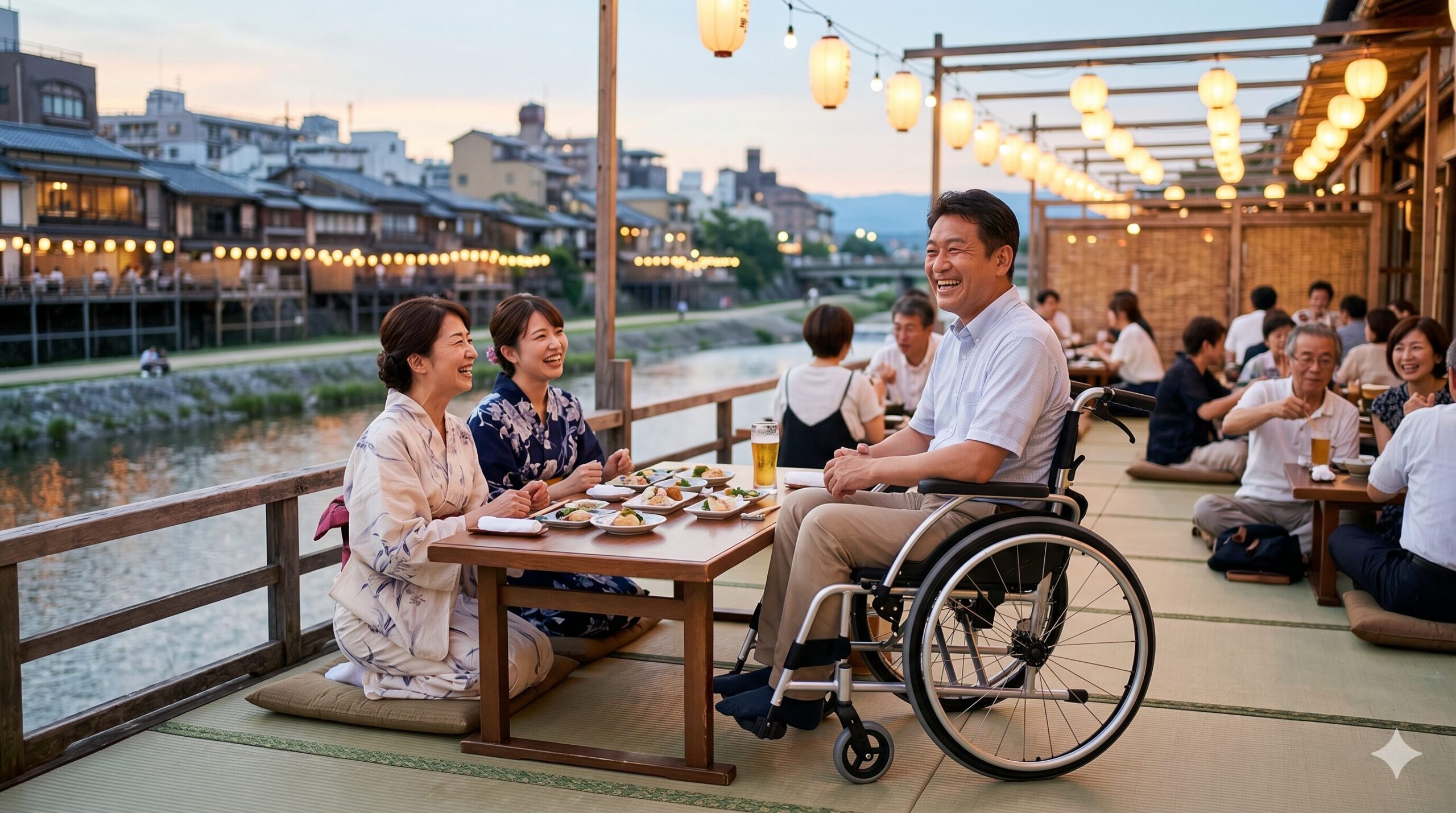 京都の納涼床で、車椅子を利用する男性が家族と共に笑顔で食事を楽しむ、バリアフリー対応の様子
