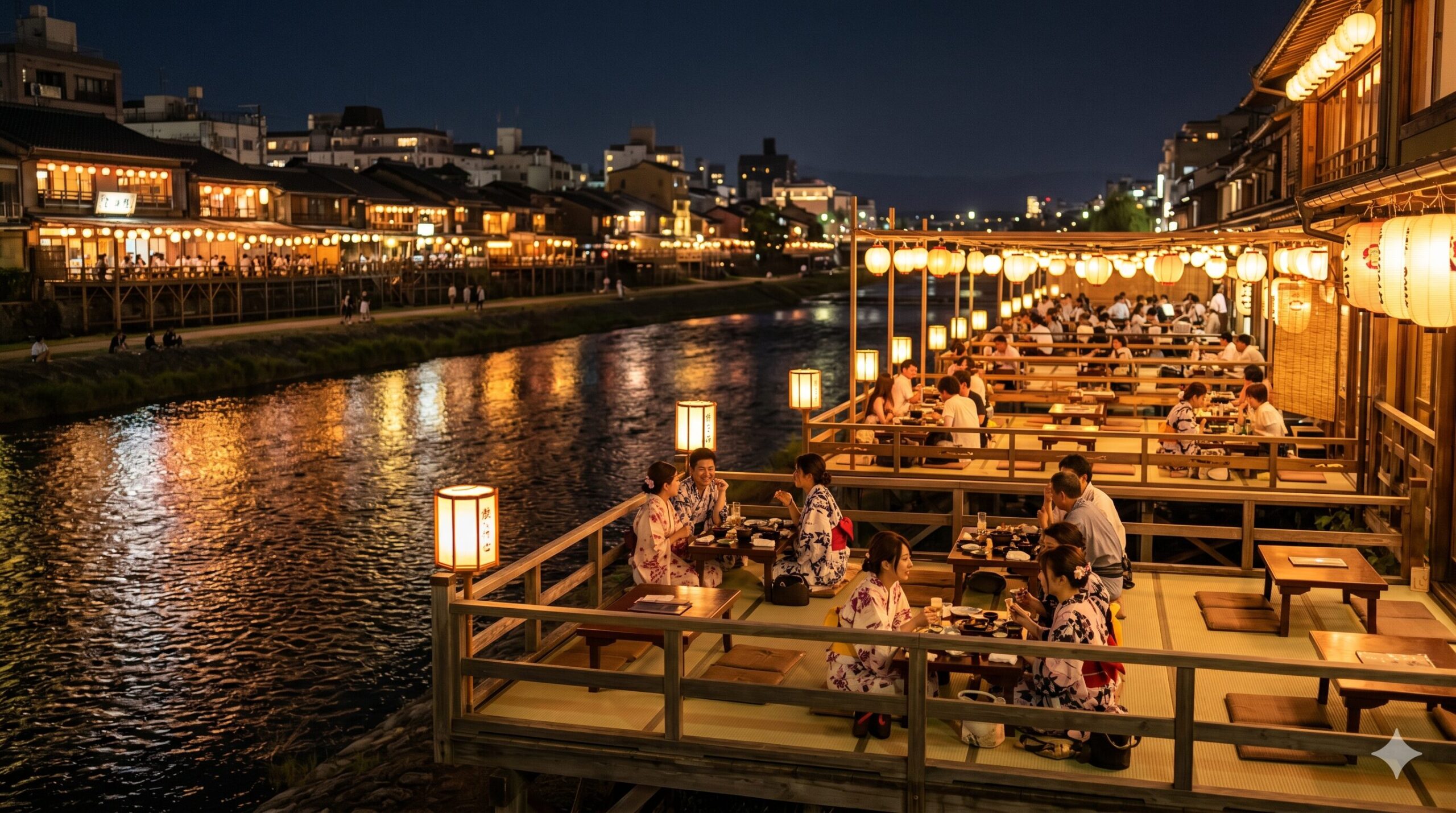 夏の夜、京都の鴨川沿いにずらりと並び、提灯の明かりが川面を照らす幻想的な「本床（ほんどこ）」の風景