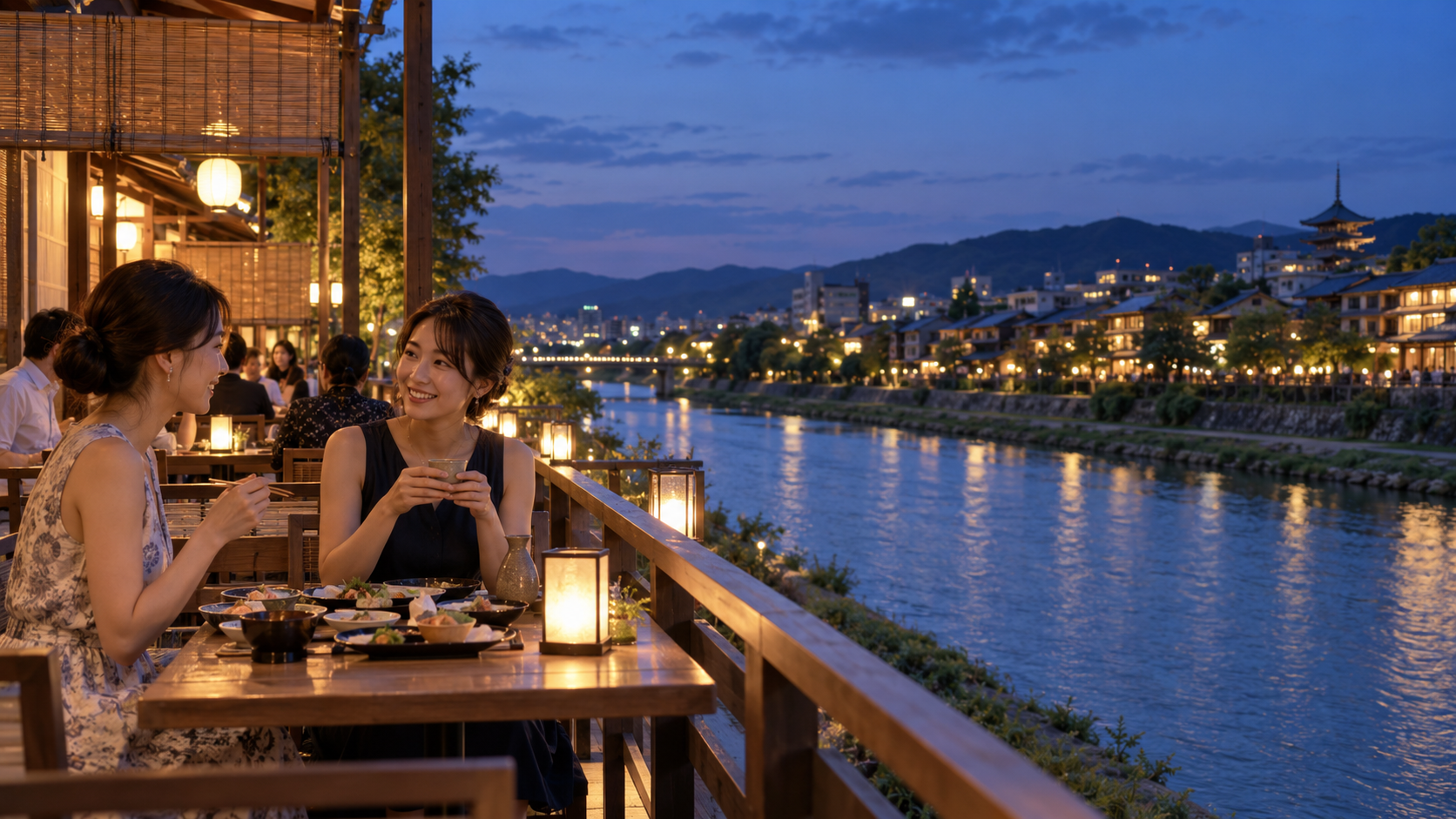 京都の鴨川納涼床で夕景を眺めながら食事を楽しむ日本人女性