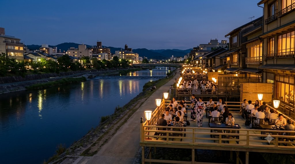 夏の夕暮れに京都の鴨川沿いで提灯の灯りに彩られる納涼床（ゆか）と、屋外席で川の景色を眺めながらディナー食事を楽しむアジア人観光客の風景。