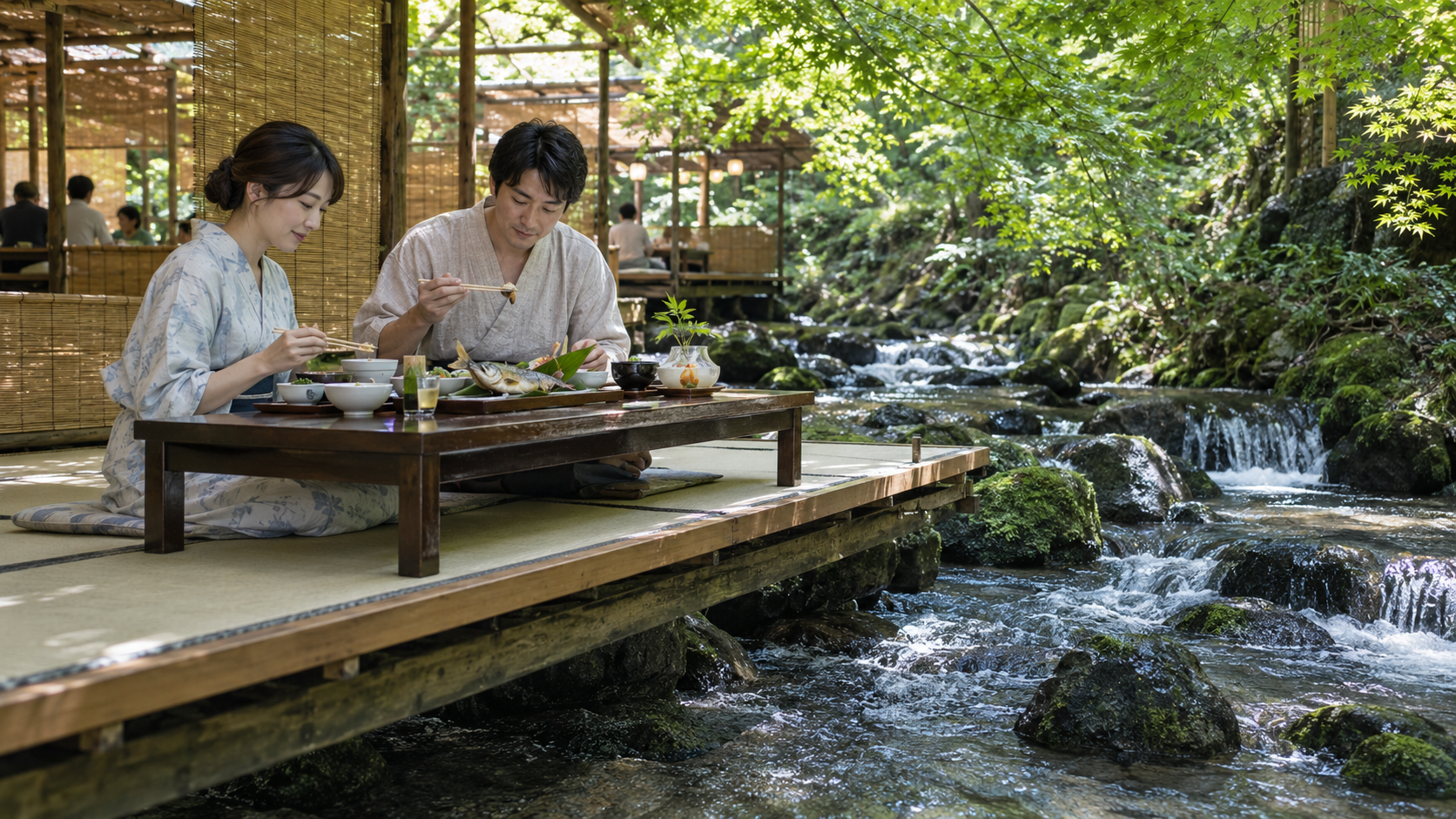 京都・貴船川の清流に設けられた川床で鮎料理を楽しむ日本人夫婦