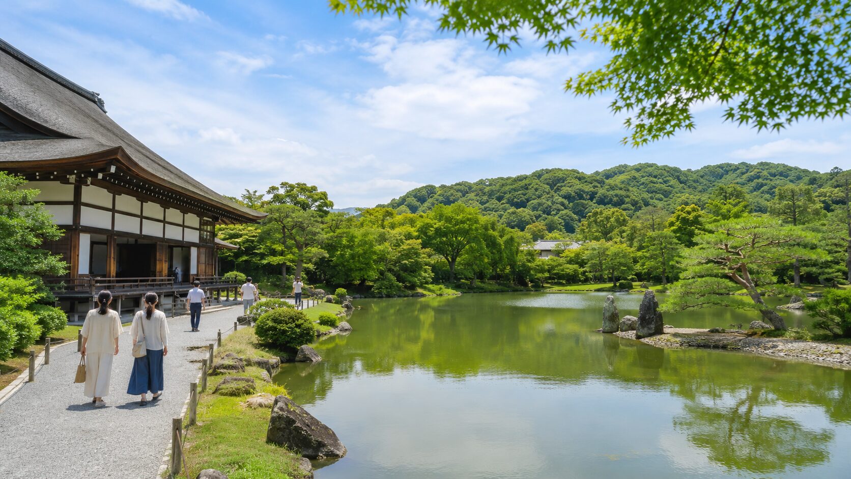 昼間の大覚寺と大沢池を参拝者が散策する風景のイメージ