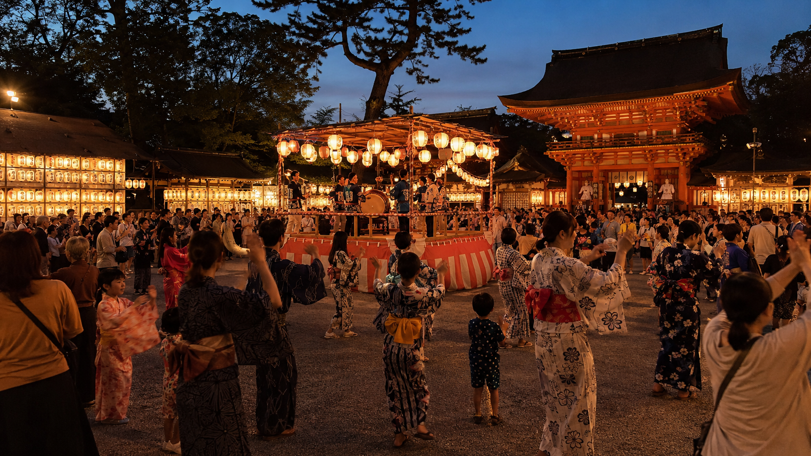 松尾大社八朔祭の夜に提灯が灯る境内で盆踊りを楽しむ人々