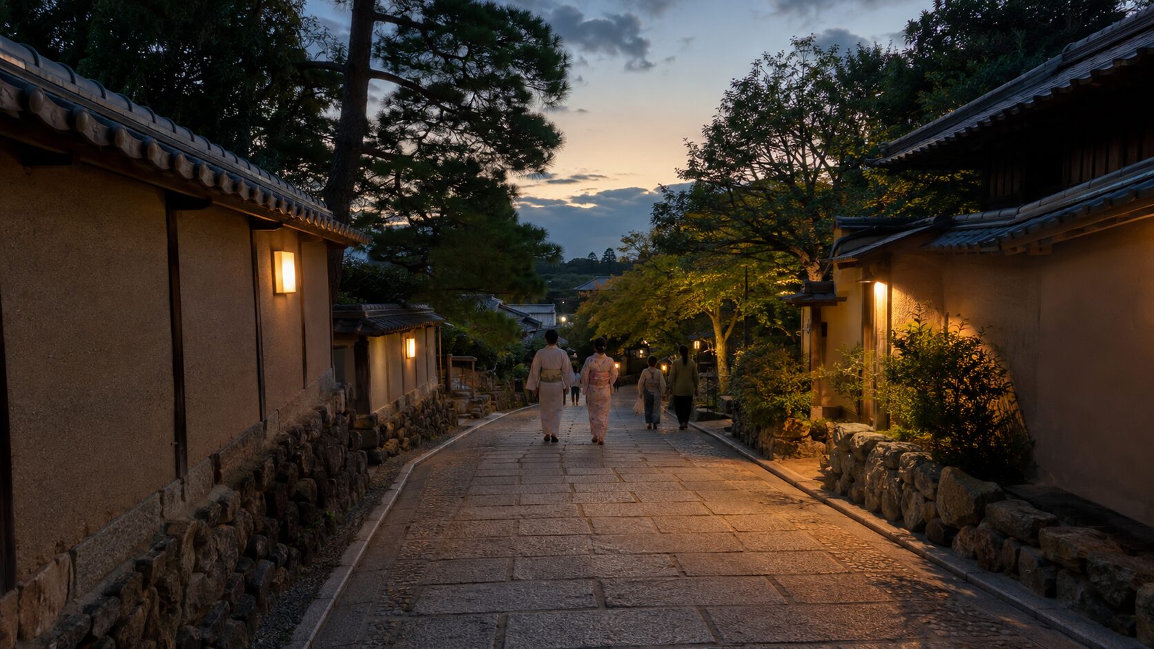 あだし野念仏寺へ向かう夕暮れの嵯峨鳥居本の石畳と参拝者