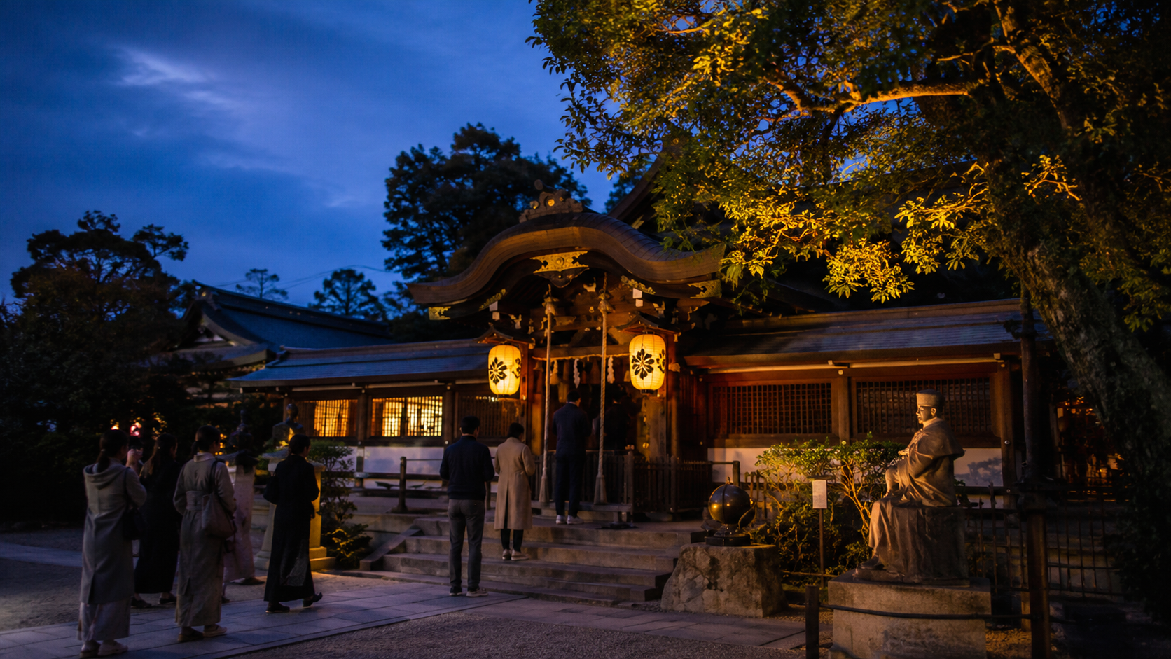 晴明神社 晴明祭の例祭日に参拝者と露店でにぎわう境内