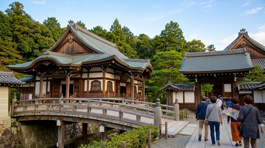 秋の京都・泉涌寺塔頭の即成院の境内に向かう参拝者