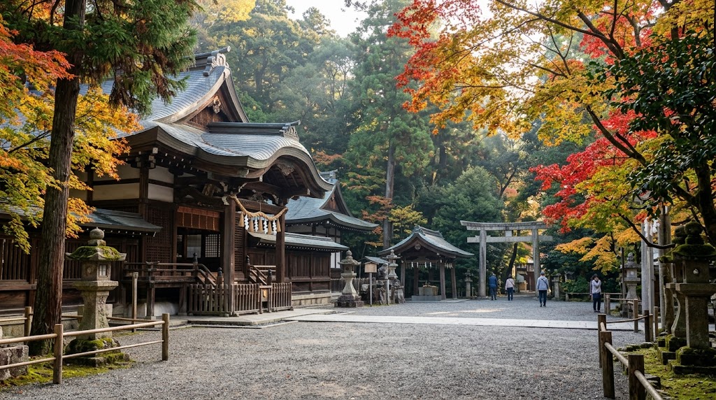紅葉に彩られた秋の京都・藤森神社の静かな境内と歴史ある本殿(社殿)の景観