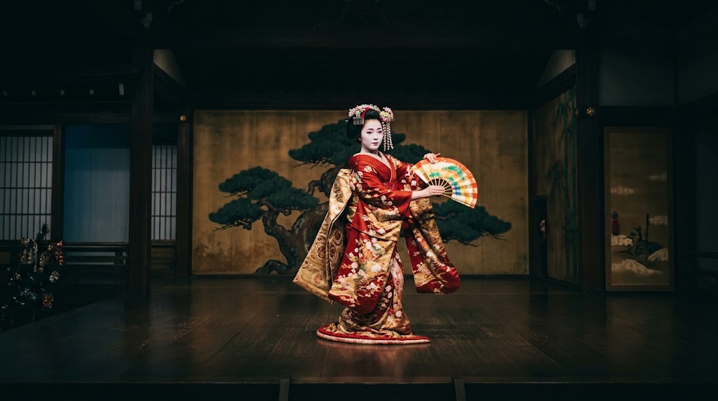 祇園をどりの舞台で扇を持ち華麗に舞う舞妓の日本舞踊