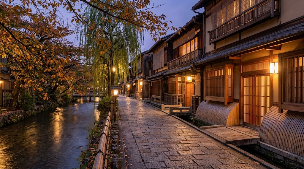 祇園をどりの演目にも登場する京都祇園白川のせせらぎと伝統的な町家風景