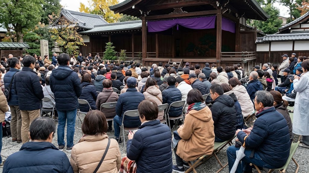 神泉苑の狂言堂前で防寒対策をして観覧する屋外客席の様子